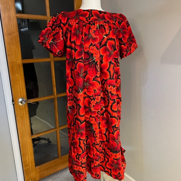 Grandma’s Mumu in red - Picture 2 of 4
